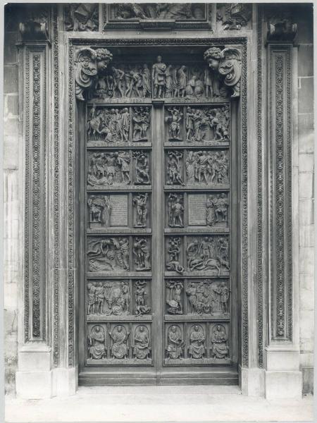 Riproduzione di opera d'arte. Scultura di Arrigo Minerbi: Porta del Duomo di Milano