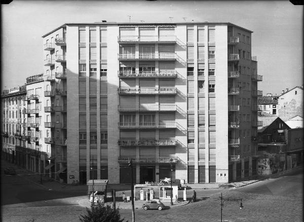 Veduta architettonica. Milano - Edificio in piazza 8 novembre - Facciata principale