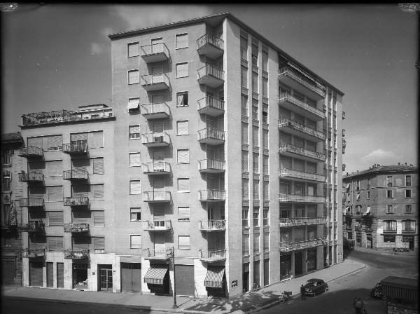 Veduta architettonica. Milano - Edificio in piazza 8 novembre - Lato angolo via Pisacane