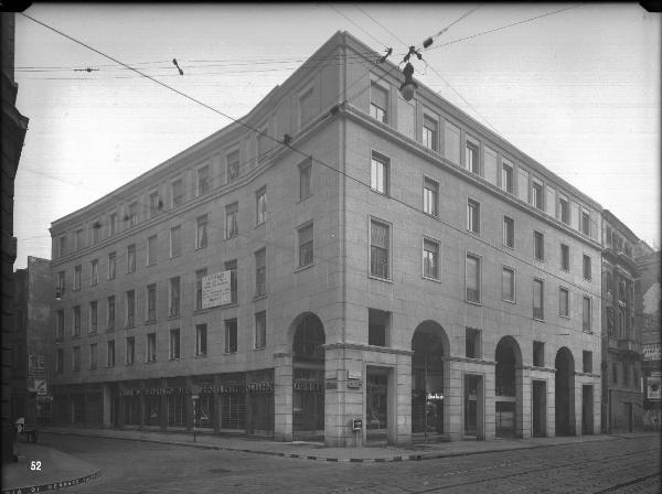 Veduta architettonica. Milano - Edificio in corso Vittorio Emanuele angolo via Agnello