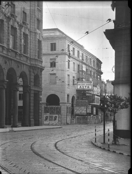 Veduta architettonica. Milano - Edificio in corso Vittorio Emanuele angolo via Agnello