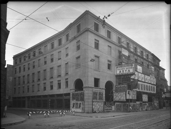 Veduta architettonica. Milano - Edificio in corso Vittorio Emanuele angolo via Agnello