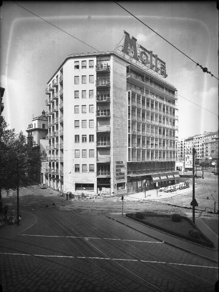 Veduta architettonica. Milano - Edificio in piazzale Loreto angolo viale Abruzzi