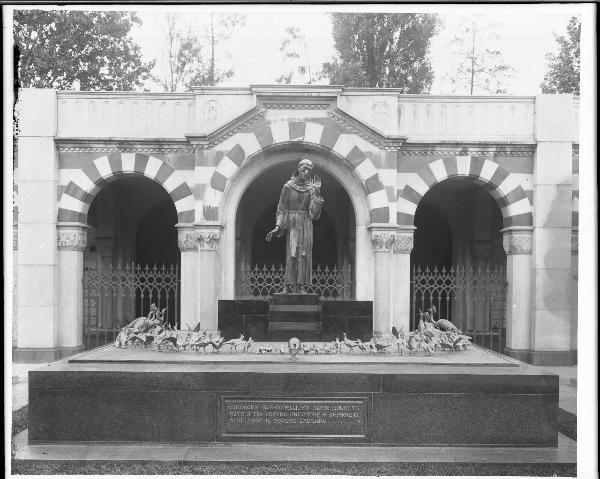 Riproduzione di opera d'arte. Milano - Cimitero Monumentale - Monumento Cusini - Scultura di Arrigo Minerbi: S. Francesco che predica agli uccelli