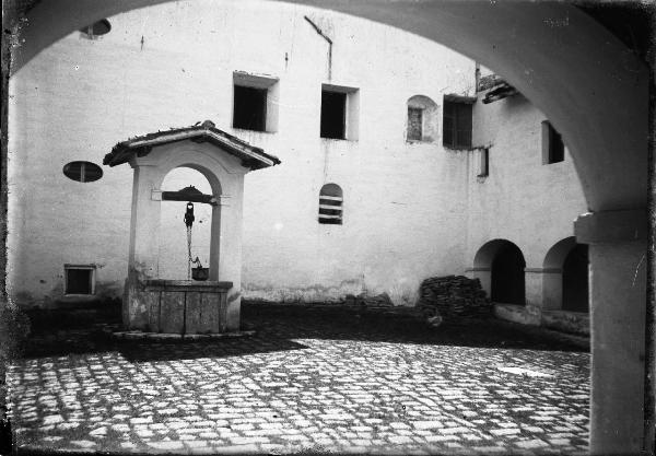 Veduta architettonica. Poggio Bustone - Convento di S. Giacomo - Chiostro - Pozzo