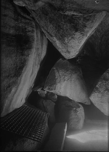 Paesaggio. Chiusi della Verna (già detta Chiusi in Casentino) - Santuario francescano - Grotta - Letto di San Francesco