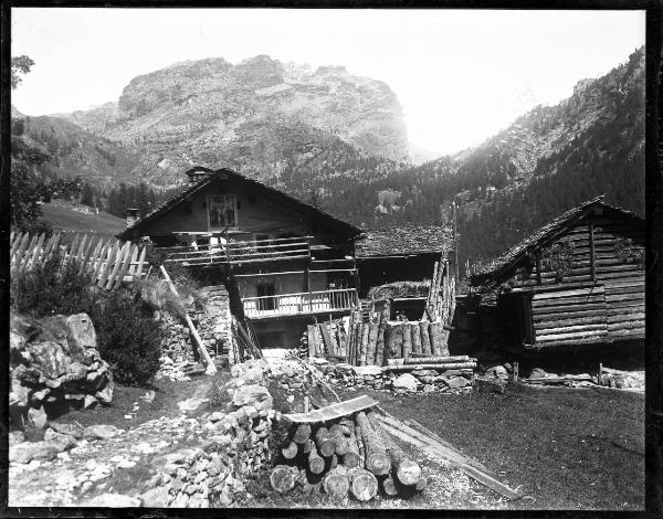 Paesaggio. Val d'Ayas - Champoluc - Veduta montana - Case rurali