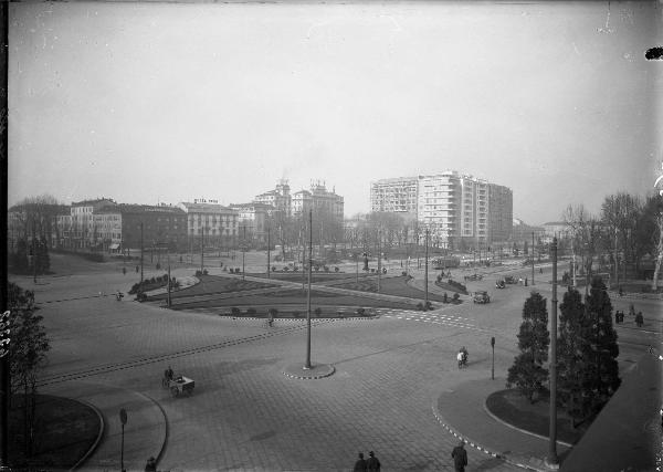 Veduta architettonica. Milano - Piazza della Repubblica già piazza Fiume