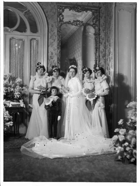 Ritratto di gruppo. Matrimonio: Viola - Sposa - Damigelle