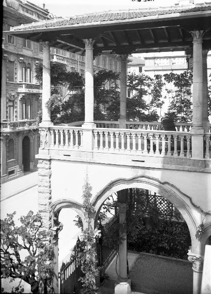 Veduta architettonica. Milano - Via Telesio 8 - Villa - Veranda - Portico