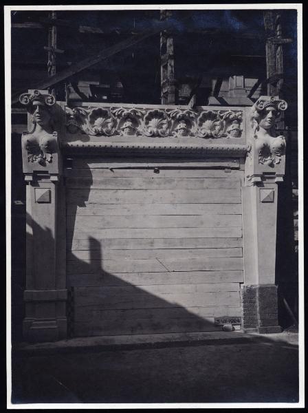 Scultura - Erme in pietra - Milano - Luca Beltrami - Palazzo della Direzione Centrale della Banca Commerciale Italiana (piazza della Scala angolo via Santa Margherita)