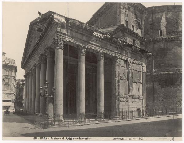 Roma - Pantheon - Lato est della facciata