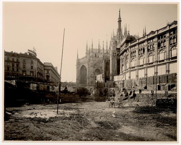 Milano - Piazza Duomo - via Santa Radegonda - via Agnello - demolizione - cantiere