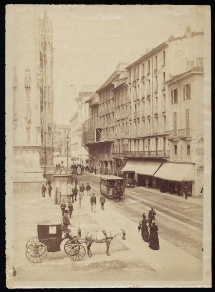 Milano - Corso Vittorio Emanuele - Palazzi - Carrozze con cavalli - Chioschi - Persone a passeggio - Brumista