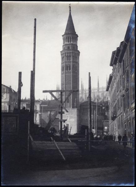 Milano - Via Larga - Demolizioni per l'edificazione del Palazzo dell'anagrafe - Cantiere - Campanile di San Gottardo in Corte - Transetto sud del Duomo