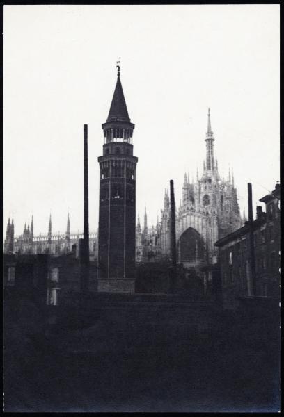 Milano - Via Larga - Demolizioni per l'edificazione del Palazzo dell'anagrafe - Cantiere - Campanile di San Gottardo in Corte - Transetto sud del Duomo