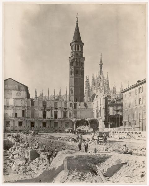 Milano - Via Larga - Demolizioni per l'edificazione del Palazzo dell'anagrafe - Cantiere - Campanile di San Gottardo in Corte - Transetto sud del Duomo