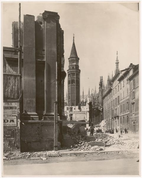 Milano - Via Larga - Demolizioni per l'edificazione del Palazzo dell'anagrafe - Cantiere - Campanile di San Gottardo in Corte - Transetto sud del Duomo