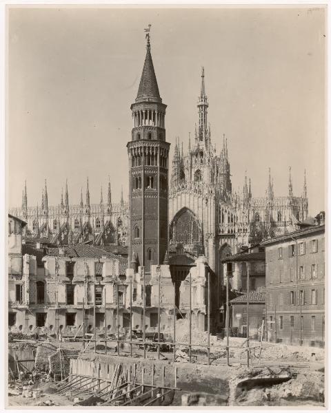 Milano - Via Larga - Demolizioni per l'edificazione del Palazzo dell'anagrafe - Cantiere - Campanile di San Gottardo in Corte - Transetto sud del Duomo