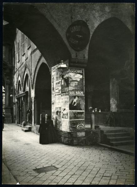 Milano - Palazzo della Ragione (Broletto Nuovo) - Arcata di accesso collegata alla Casa dei Panigarola