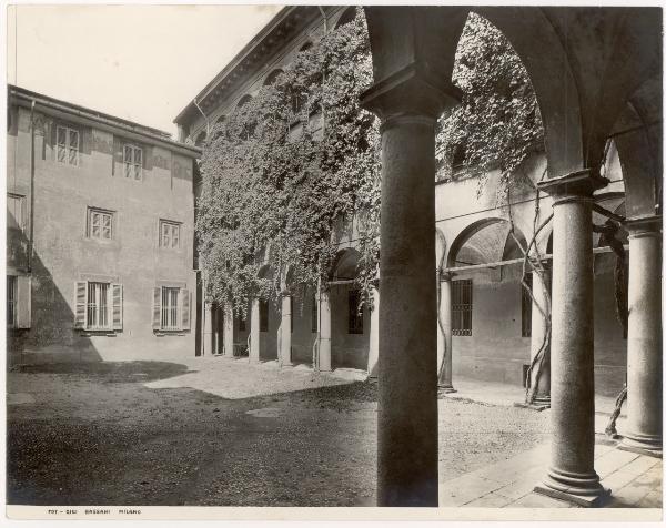 Milano - Cortile del Collegio degli Oblati (a destra) e Oratorio di Santa Corona (a sinistra)