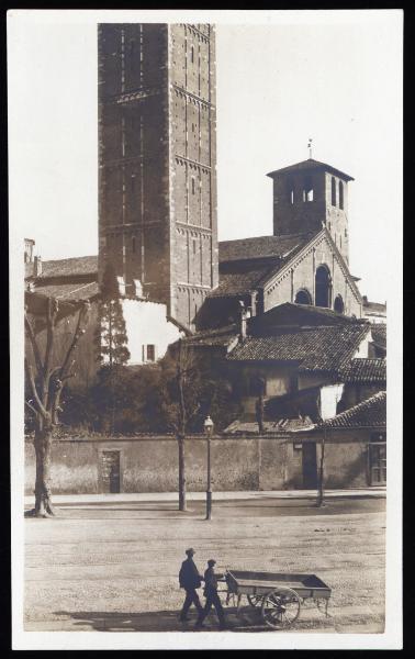 Milano - Basilica di Sant'Ambrogio - Facciata e passanti