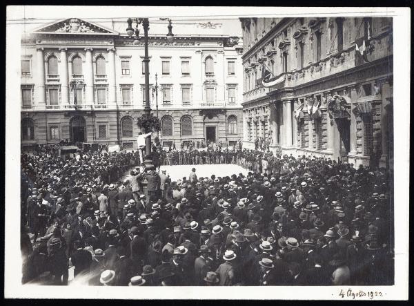 Milano - Piazza della Scala - Manifestazione davanti a Palazzo Marino