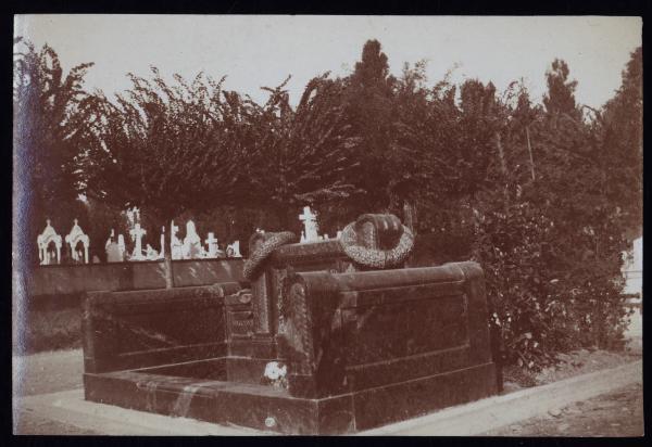 Monumento funebre - Sepolcro Volpi Bassani (?) - Luca Beltrami (attribuito) - Cernobbio (?) - Cimitero