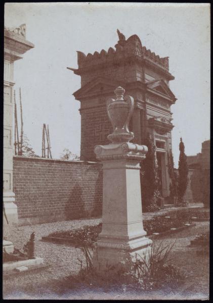 Monumento funebre - Sepolcro Bussoli - Luca Beltrami (attribuito) - Milano - Cimitero Monumentale