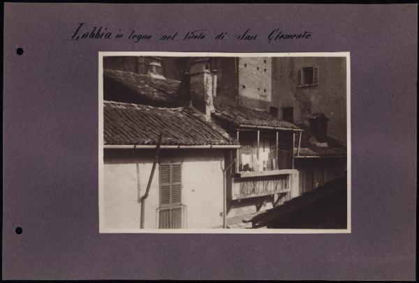 Milano - Quartiere del Palazzo Reale - Vicolo di San Clemente - Loggia in legno