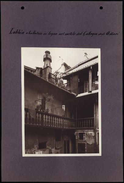 Milano - Quartiere del Palazzo Reale - Collegio degli Ostiari - Cortile - Loggia a ballatoio in legno