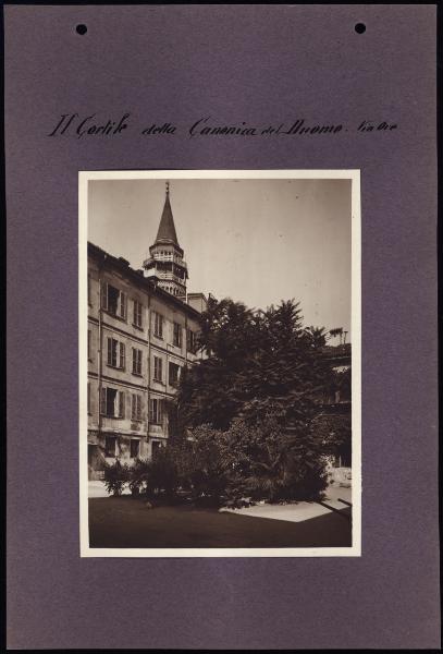 Milano - Quartiere del Palazzo Reale - Canonica del Duomo - Cortile