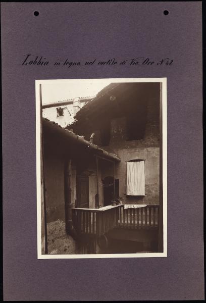 Milano - Quartiere del Palazzo Reale - Via delle Ore - Loggia in legno