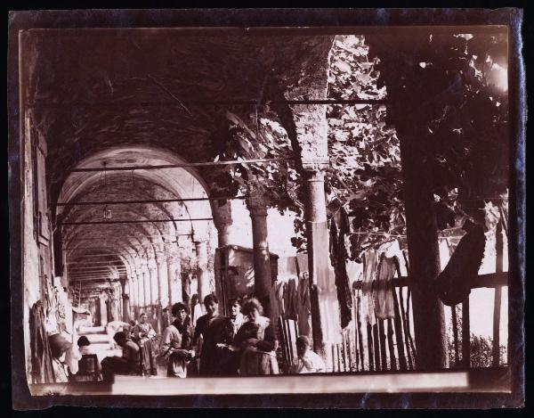 Milano - Lazzaretto - Portico e persone