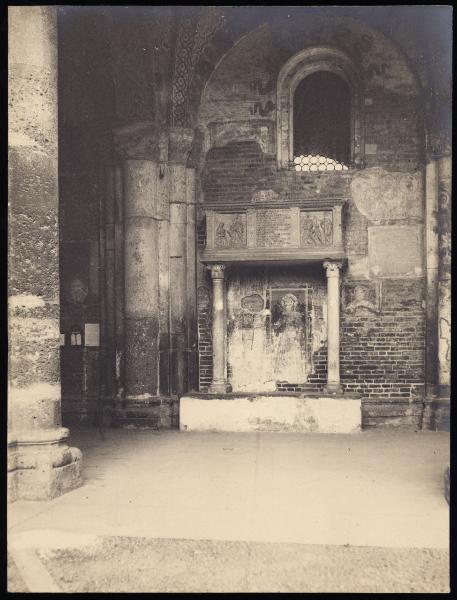 Milano - Basilica di Sant'Ambrogio - Atrio - Sarcofago