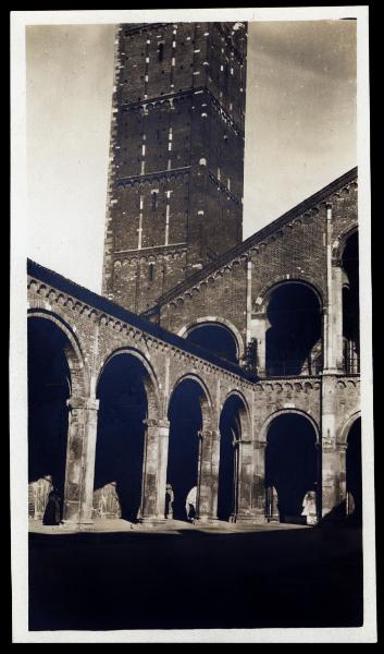 Milano - Basilica di Sant'Ambrogio - Atrio e campanile dei canonici