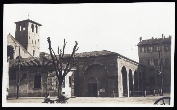 Milano - Basilica di Sant'Ambrogio - Muro esterno e atrio, con un uomo con carretto