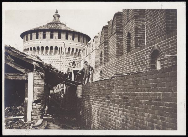 Milano - Castello Sforzesco - Mura verso la città, demolizioni per il rifacimento delle merlature - Cantiere / Ritratto maschile - Ingenger Campioni al Castello Sforzersco