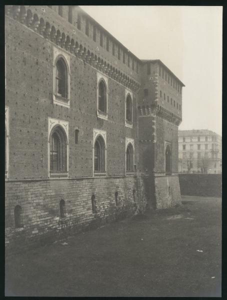 Milano - Castello Sforzesco - Lato nord-ovest e torre del Tesoro o Castellana