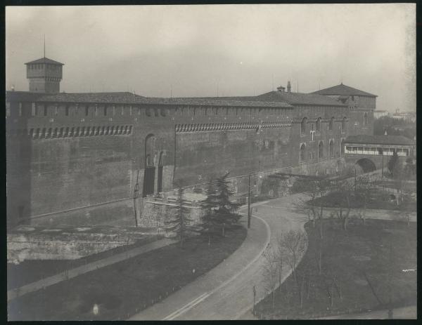 Milano - Castello Sforzesco - Lato nord-est - Torre Falconiera, ponticella di Lodovico il Moro, rivellino del Carmine (o "di porta Comasina"), torre di Bona di Savoia