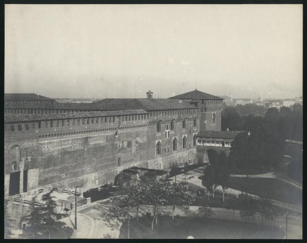 Milano - Castello Sforzesco - Lato nord-est - Torre Falconiera, ponticella di Lodovico il Moro, rivellino del Carmine (o "di porta Comasina"), torre di Bona di Savoia