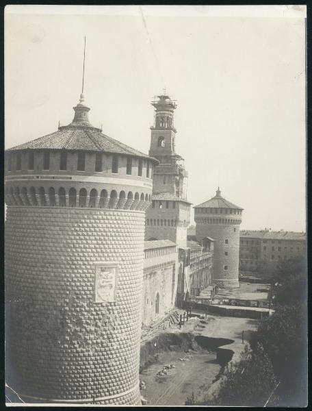 Milano - Castello Sforzesco - Torre Umberto I, detta del Filarete, in costruzione, torrioni.