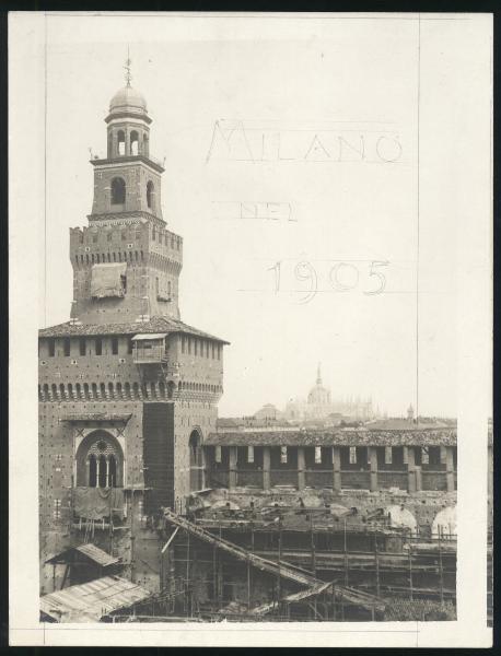 Milano - Castello Sforzesco - Torre Umberto I detta del Filarete, lavori nella piazza d'armi interna - Cantiere