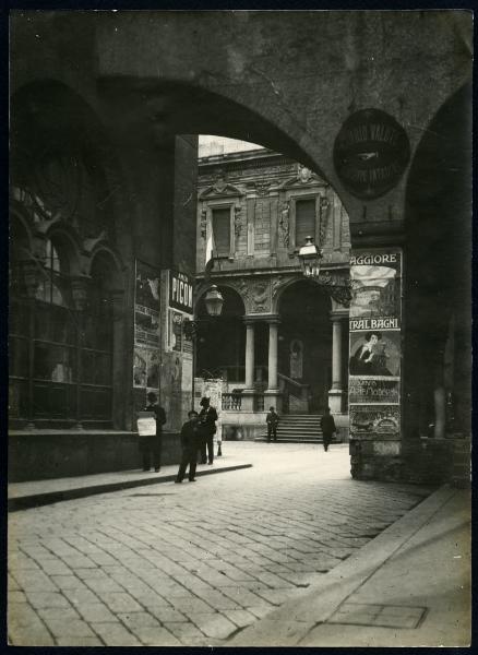 Milano - Palazzo della Ragione (Broletto Nuovo) - Arcata di accesso collegata alla Casa dei Panigarola