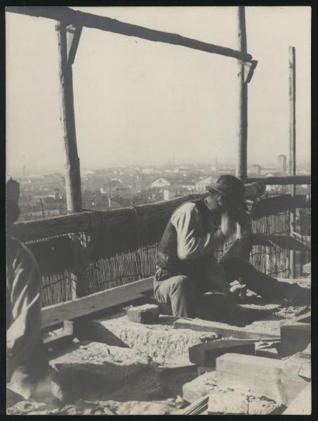 Milano - Castello Sforzesco - Torre Umberto I, detta del Filarete - Cantiere - Operaio al lavoro