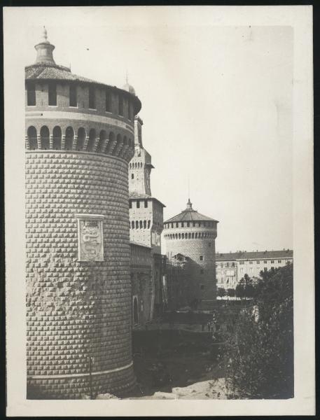 Milano - Castello Sforzesco - Torre Umberto I, detta del Filarete e Torrioni circolari - Cantiere