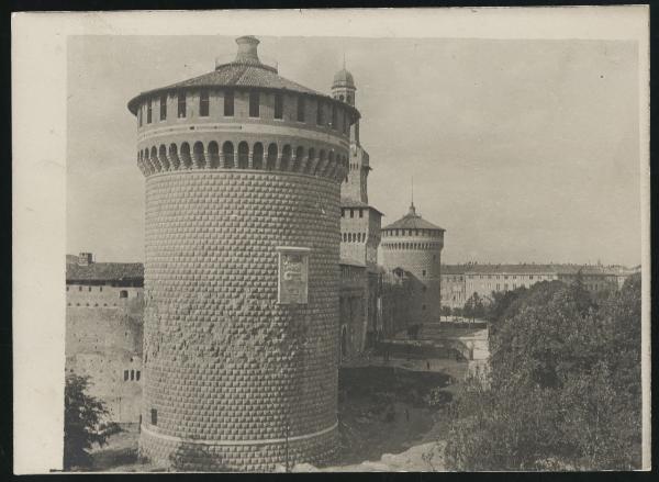 Milano - Castello Sforzesco - Torre Umberto I, detta del Filarete e Torrioni circolari - Cantiere