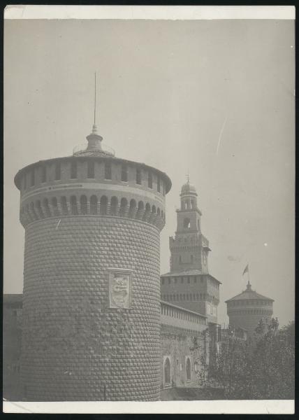 Milano - Castello Sforzesco - Torre Umberto I, detta del Filarete e Torrioni circolari - Cantiere