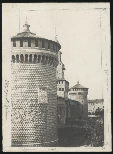 Milano - Castello Sforzesco - Torre Umberto I, detta del Filarete, e Torrioni circolari - Cantiere