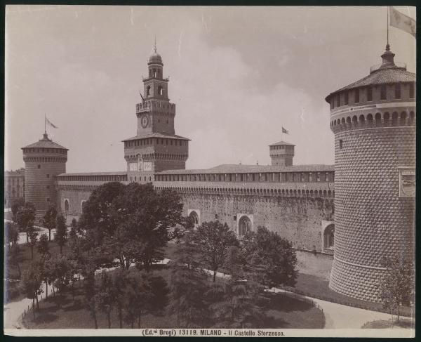 Milano - Castello Sforzesco - Lato sud-est (facciata principale), torrione est (del Carmine), torre Umberto I detta del Filarete, torrione sud (di Santo Spirito), torre di Bona di Savoia